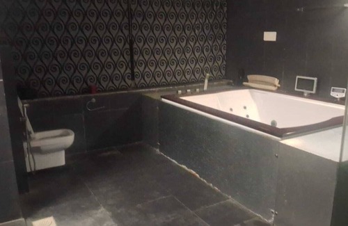 Thoraipakkam Apartment | 2-bedroom apartment in fabulous Thoraipakkam with WiFi, AC, fitness room