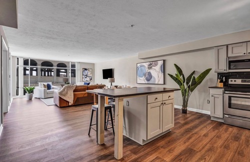 Ohio City Apartment | 2-bedroom apartment in brilliant Cleveland with WiFi, AC, fitness room