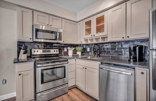 Ohio City Apartment | 2-bedroom apartment in brilliant Cleveland with WiFi, AC, fitness room