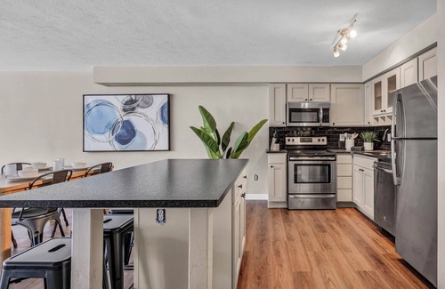 Ohio City Apartment | 2-bedroom apartment in brilliant Cleveland with WiFi, AC, fitness room