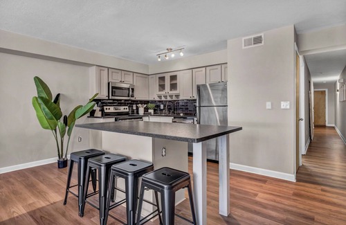 Ohio City Apartment | 2-bedroom apartment in brilliant Cleveland with WiFi, AC, fitness room