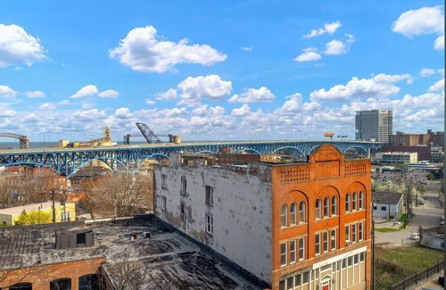 Ohio City Apartment | 2-bedroom apartment in brilliant Cleveland with WiFi, AC, fitness room