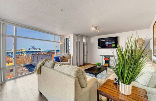 Ohio City Apartment | 2-bedroom apartment in brilliant Cleveland with WiFi, AC, fitness room