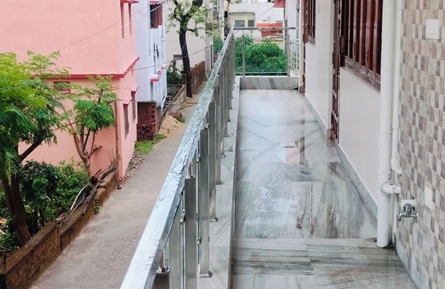 Ranchi Apartment | 2-bedroom apartment in charming Ranchi with AC, WiFi for family and solo visitor