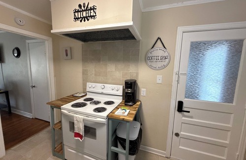 Highland Historic District Apartment | 2-bedroom apartment with WiFi, AC in charming Shreveport