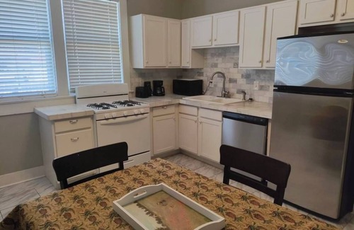 Central Gardens Apartment | 2-bedroom apt Memphis Midtown 4 min to hospital, free parking, free wifi, lower