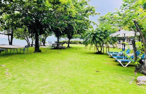 Frome Cottage | 2 Bedroom Beach House at Bluefields Bay