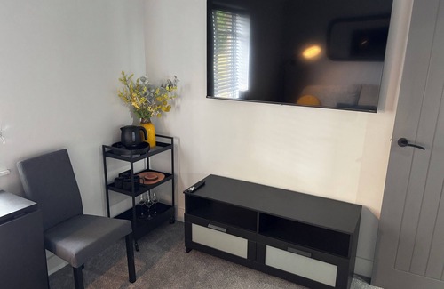 Mersham Apartment | 2 Bedroom Boutique Apartment, close to Le Shuttle & the Port of Dover