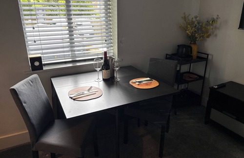 Mersham Apartment | 2 Bedroom Boutique Apartment, close to Le Shuttle & the Port of Dover