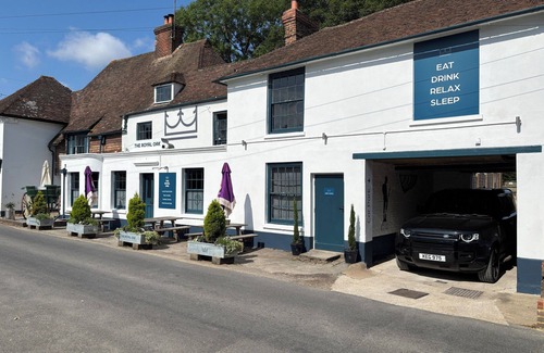 Mersham Apartment | 2 Bedroom Boutique Apartment, close to Le Shuttle & the Port of Dover