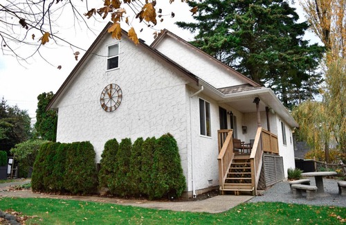 Harrison Hot Springs Cottage | 2-BEDROOM COTTAGE | QUEEN BED + 2 TWIN BEDS + QUEEN SOFA BED | UP TO 6 GUESTS