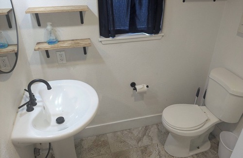 Middletown Cabin | 2-bedroom cabin in beautiful Loch Lomond with in-unit laundry