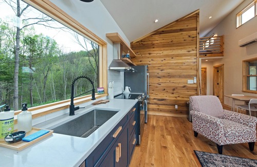 Marshall Cabin | 2-bedroom cabin with WiFi, AC, gated porch, in tranquil Marshall