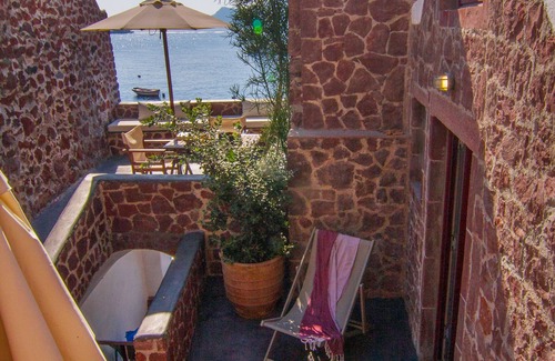 Amoudi Bay House | 2 Bedroom Cave Suite in Ammoudi Bay