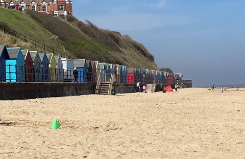 Mundesley Ski Chalet | 2 bedroom chalet 5 minutes walk to shops, pubs and a large dog-friendly beach,