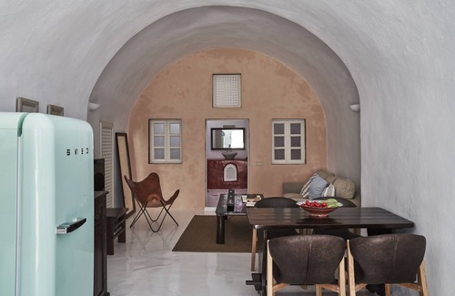 Megalochori House | 2 bedroom charming villa with hot tub in Megalochori , local architecture gem
