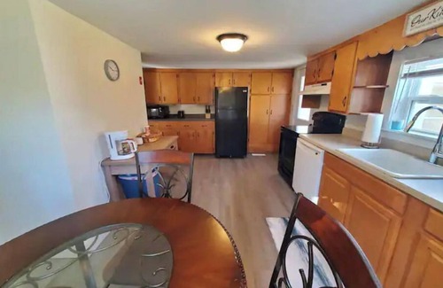 Thomaston House | 2 Bedroom Close to Town Home