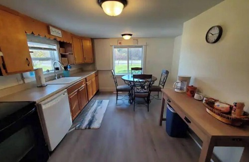 Thomaston House | 2 Bedroom Close to Town Home
