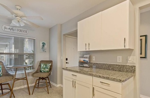 Palmer Ranch Condo | 2 Bedroom Condo 427475 by Houzlet