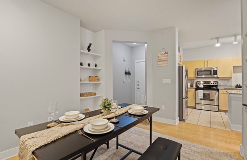 Oak Lawn Condo | 2-bedroom condo 8 mins to AAC