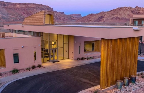 Moab Condo | 2-bedroom condo in amazing Moab with fitness room, WiFi, AC