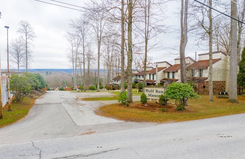 DuBois Condo | 2 Bedroom Condo in Lakeside Resort Community (1 King & 2 Queen Beds)