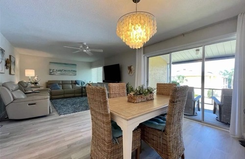 Laurel Condo | 2-bedroom condo in lovely Nokomis n1.25 mile from the beach