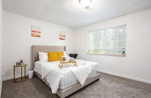 Leslie Estates Apartment | 💙✨2 Bedroom Corner Oasis Near Downtown!💙 With a working AC 🎉