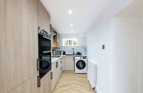 Newbattle House | 2 Bedroom Cottage-Free Parking