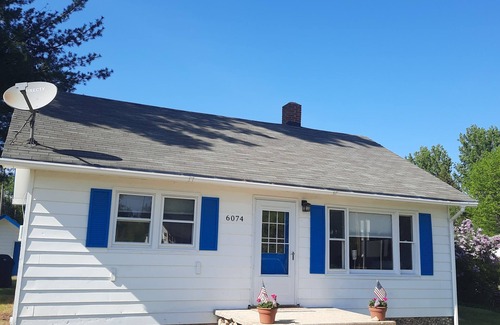 Eastport Cottage | 2-bedroom cottage sleeps 5 just a short walk to Torch Lake