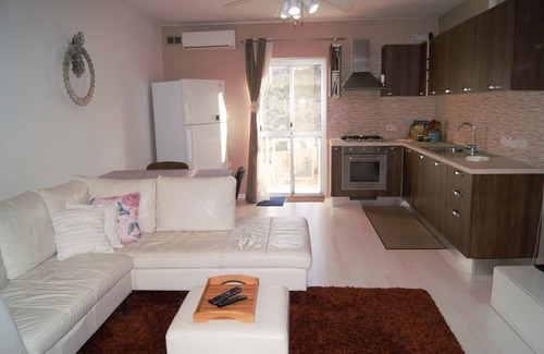 St. Paul's Bay Apartment | 2 bedroom country view apartment, free wifi, A/Cs in all rooms