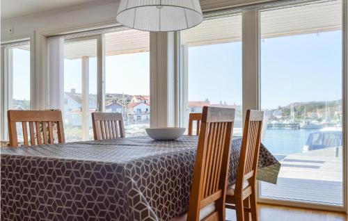 Roennaeng Apartment | 2 Bedroom Cozy Apartment In Rönnäng
