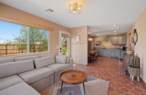 Joshua Tree House | 2-bedroom Desert Adobe Casita with WiFi, AC, Yard - Walk to Joshua Tree village