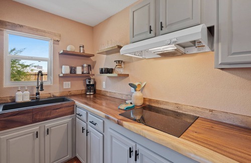 Joshua Tree House | 2-bedroom Desert Adobe Casita with WiFi, AC, Yard - Walk to Joshua Tree village
