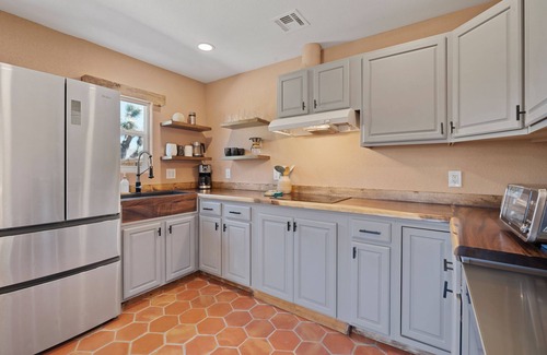 Joshua Tree House | 2-bedroom Desert Adobe Casita with WiFi, AC, Yard - Walk to Joshua Tree village