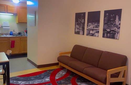 Downtown Pittsburgh Apartment | 2 Bedroom Downtown Apt Friends Families Ideal