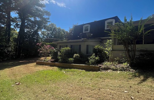 Dalton Apartment | 2-bedroom Duplex with AC, WiFi in delightful Dalton