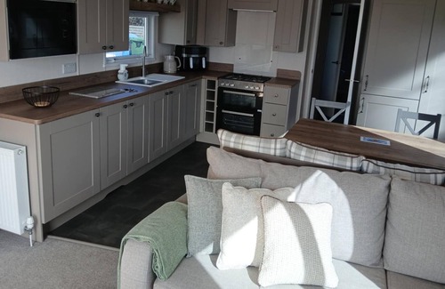 Ingoldmells House | 2-bedroom, Fantasy Island, HOT TUB, WiFi, dog friendly in Ingoldmells Sleeps 4