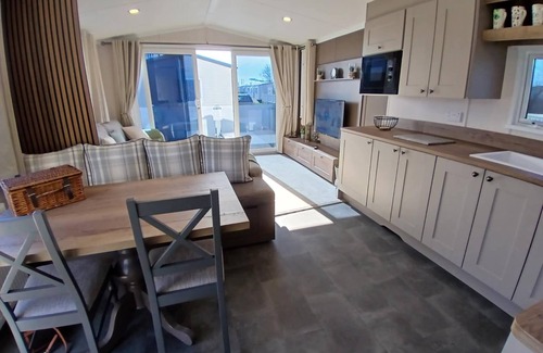 Ingoldmells House | 2-bedroom, Fantasy Island, HOT TUB, WiFi, dog friendly in Ingoldmells Sleeps 4