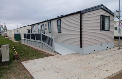 Ingoldmells House | 2-bedroom, Fantasy Island, HOT TUB, WiFi, dog friendly in Ingoldmells Sleeps 4