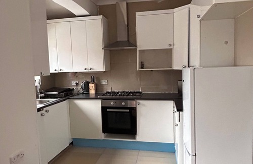 Ealing Common Apartment | 2 Bedroom Flat- Direct Travel to Central London and Heathrow!