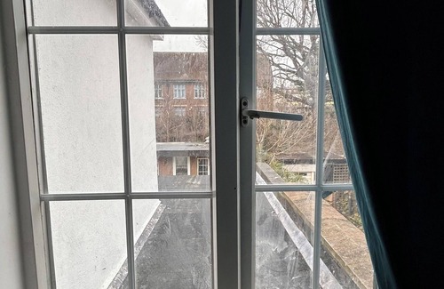 Ealing Common Apartment | 2 Bedroom Flat- Direct Travel to Central London and Heathrow!