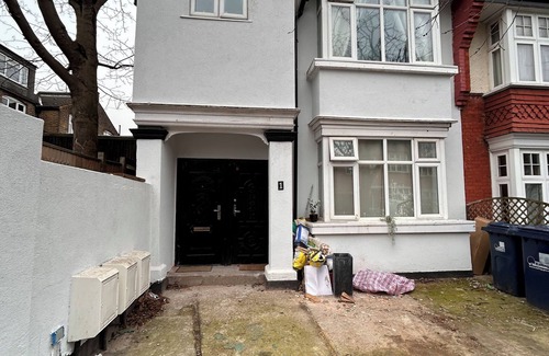 Ealing Common Apartment | 2 Bedroom Flat- Direct Travel to Central London and Heathrow!
