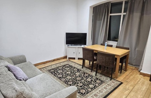 Ealing Common Apartment | 2 Bedroom Flat- Direct Travel to Central London and Heathrow!