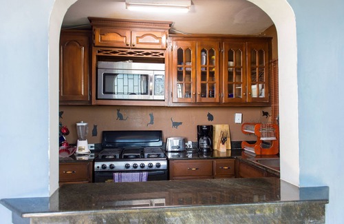 Montego Bay Apartment | 2 Bedroom fully air-conditioned 6 mins from Airport