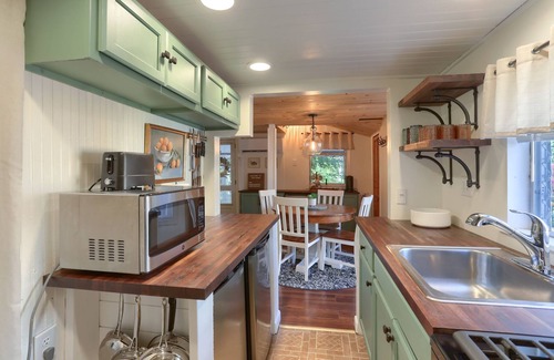 Timber Hills Cottage | 2 Bedroom fully updated cozy Mt. Gretna Cottage with parking