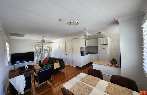 Baulkham Hills House | 2 bedroom guest suite in a Tropical setup