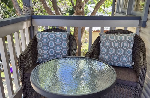 Baulkham Hills House | 2 bedroom guest suite in a Tropical setup