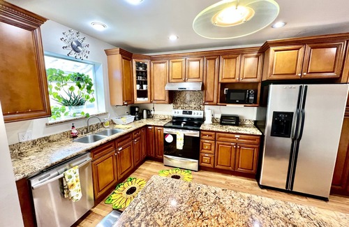 Rainier Valley House | 2 Bedroom Home w/Extra Sofa Bed 10 mins to Airport and 20 mins Downtown Seattle