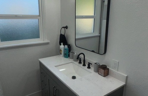 Roosevelt House | 2-bedroom house in charming Fresno with WiFi, AC, fitness room
